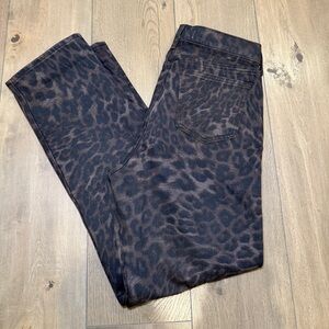 Abercrombie Mid-Rise 90’s Straight Jeans in dark leopard. Size 29